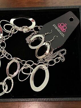 Paparazzi Silver Tone Ovals & Earrings - NEW